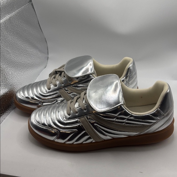 Steve Madden Silver Metallic Madrid Sneakers SZ 9.5 lace up casual vegan  NIB - Picture 3 of 13